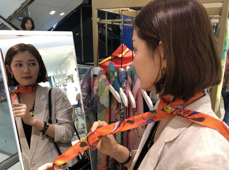 봄바람에 명품 스카프 찾는 女心…3장당 1장은 20대 여성이 샀다