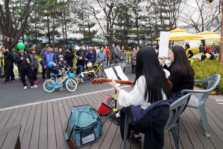 지난 4월 열린 ‘동대문 봄꽃축제’에서 찾아가는 버스킹 공연이 펼쳐지고 있다.