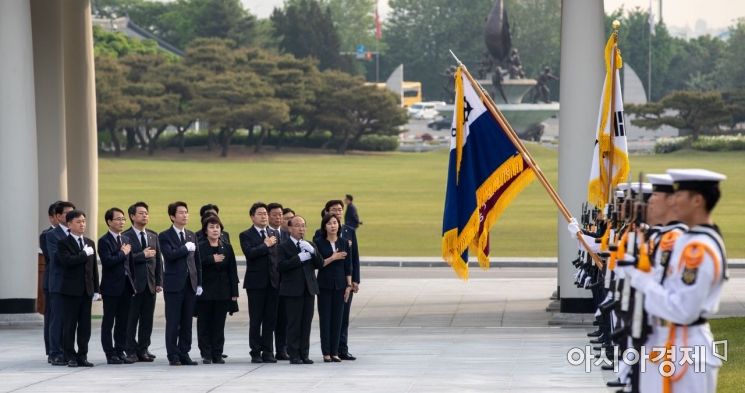 [포토]국기에 대한 경례하는 민주당 신임 원내지도부