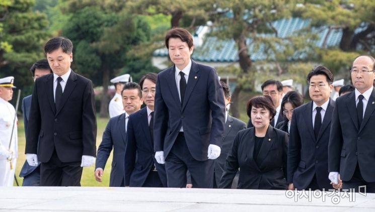 [포토]이인영 원내대표, 현충원 참배 나서