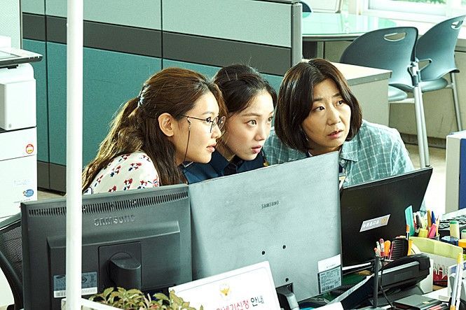“페미니즘 영화” vs “여자 주연이라 예민” 영화 ‘걸캅스’ 젠더 갈등  
