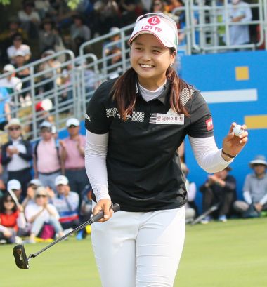 최혜진이 NH투자증권레이디스챔피언십 최종일 우승 직후 환하게 웃고 있다. 사진=KLPGA
