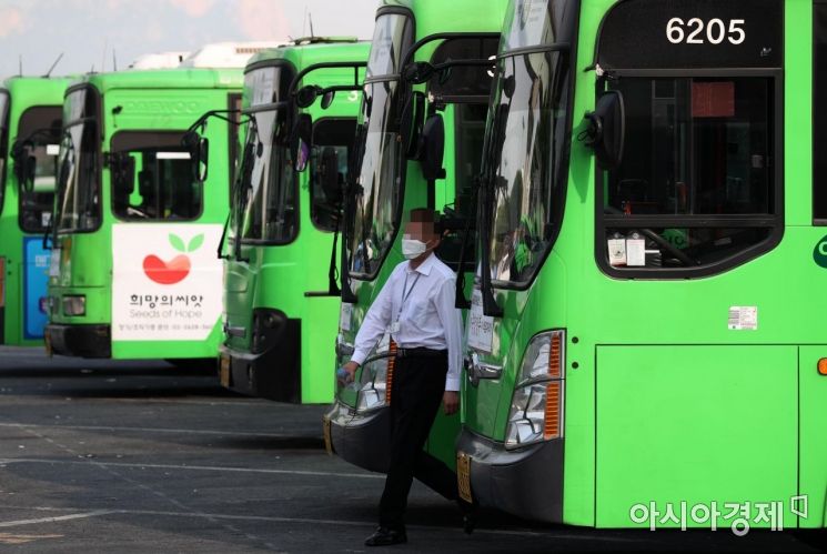 전국 규모의 버스 파업을 하루 앞둔 15일 서울의 한 공영차고지에 버스가 주차돼 있다. /문호남 기자 munonam@