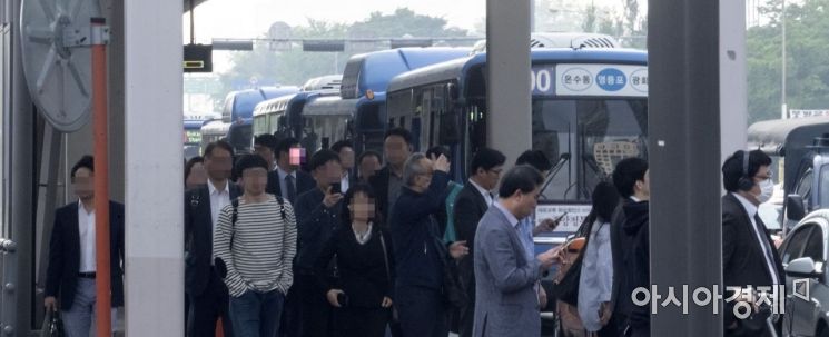 버스노조가 예고한 파업을 하루 앞둔 14일 서울 여의도 환승센터가 버스를 이용하는 승객들로 붐비고 있다./윤동주 기자 doso7@