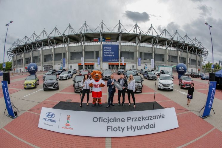 13일(현지시간) 열린 'FIFA U-20 월드컵 폴란드 2019' 공식 차량 전달식에서 세바스찬 시보롭스키 현대차 폴란드법인 매니징 디렉터(사진 가운데 좌측)가 제롬 마테우치 FIFA 후원사 마케팅 총괄(사진 가운데 우측)에게 모형키를 전달하고 있다./사진=현대차