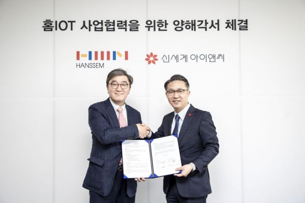 (왼쪽부터)이영식 한샘 사장, 고학봉 신세계아이앤씨 밸류서비스사업부 상무.