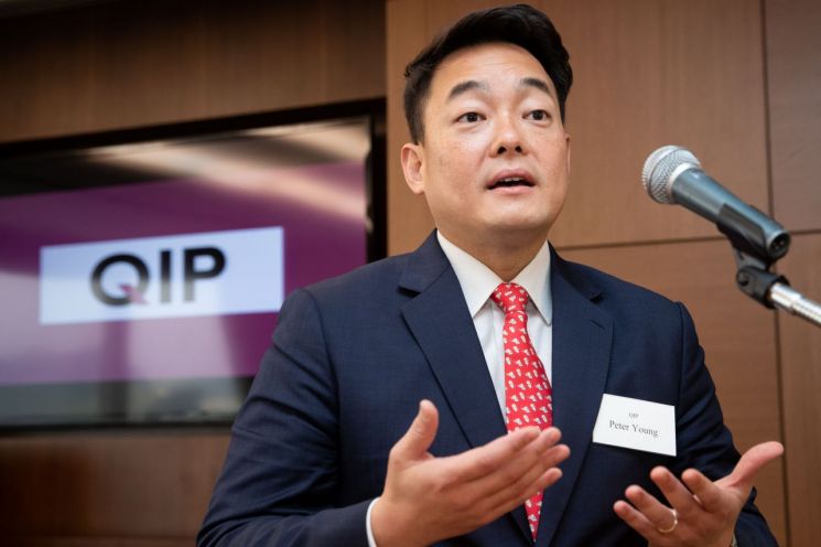 피터 영 큐인베스트먼트 파트너스(QIP) 최고경영자(CEO)가 14일 서울 소공동 롯데호텔에서 열린 기자간담회에서 선진국 시장 주거용 부동산 투자 가치에 관해 설명하고 있다.(사진제공=QIP)