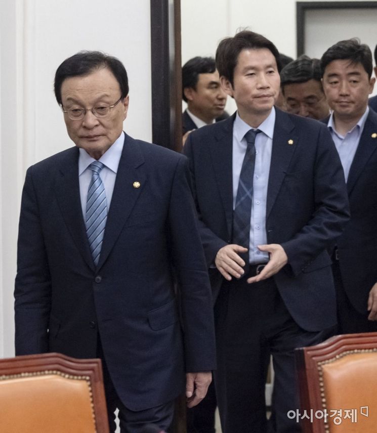 이해찬 더불어민주당 대표가 14일 국회에서 9차 정례 기자간담회를 갖기 위해 회의실로 들어서고 있다./윤동주 기자 doso7@