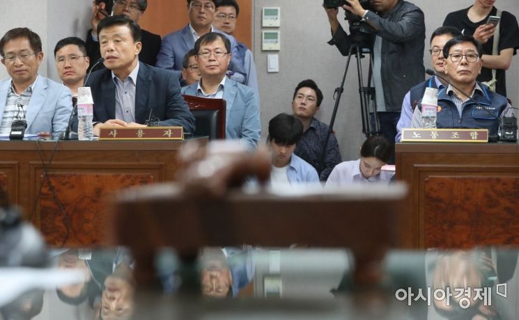 임금 5.98% 인상, 정년 연장, 학자금 등 복지기금 연장 및 증액을 두고 협상을 벌여온 서울지역 버스노사가 14일 오후 서울 영등포구 서울지방노동위원회에서 열린 2차 조정 회의에 참석해, 피정권 서울시 버스운송사업조합 이사장(앞줄 왼쪽 둘째)이 인사말을 하고 있다. 오른쪽은 서정수 서울시버스노동조합 위원장.