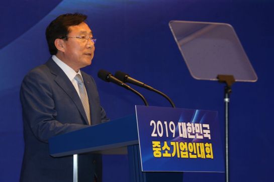 김기문 중소기업중앙회 회장이 14일 서울 여의도 중기중앙회에서 열린 '2019 대한민국 중소기업인대회'에 참석해 노동정책에 대한 정부의 정책적 보완 필요성 등에 대해 이야기를 하고 있다.
