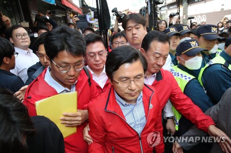 “한국당은 해체하라” 황교안 청주 방문, 민주노총 등 기습시위