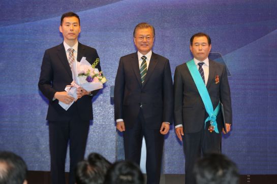 문재인 대통령(가운데)이 '2019 대한민국 중소기업인대회'에서 금탑산업훈장을 받은 이균길 서한안타민 대표(오른쪽) 등과 기념촬영을 하고 있다.
