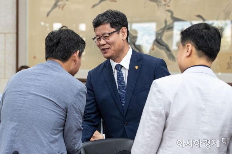 [포토]참석자들과 악수하는 김연철 통일부 장관