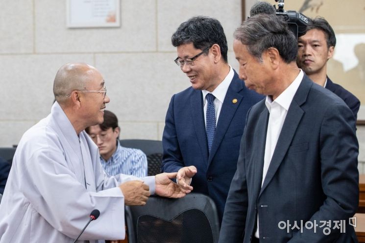 [포토]참석자들과 인사하는 김연철 통일부 장관