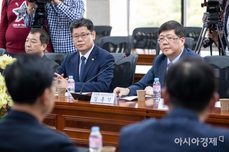 [포토]대북 식량지원 관련 간담회 참석한 김연철 장관