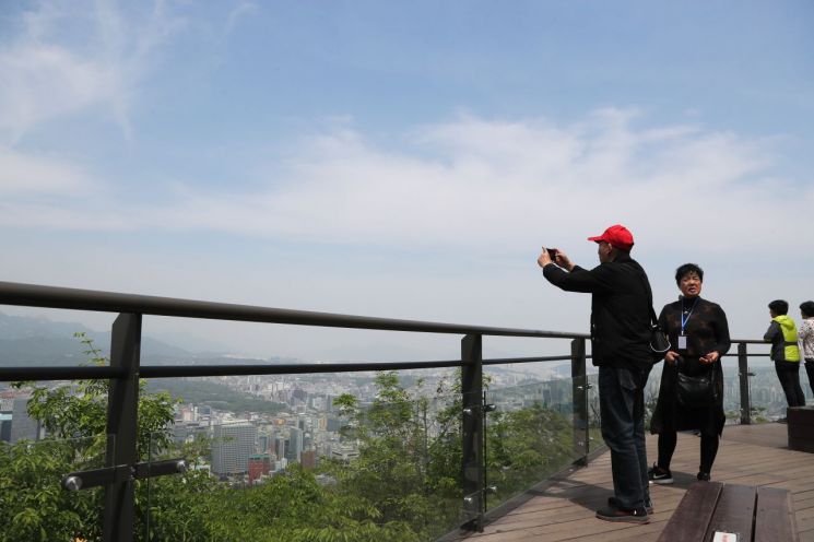 지난 8일 오후 서울 남산타워를 찾은 시민들과 관광객들이 기념사진을 찍고 있다. / 사진=연합뉴스