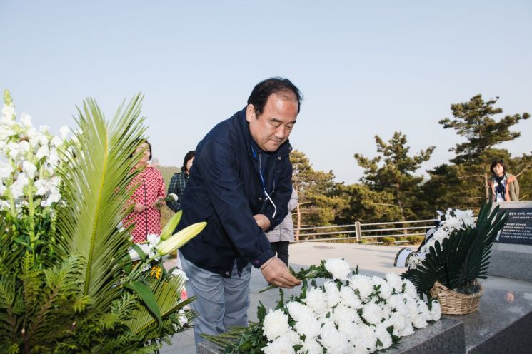 고양석 광진구의회 의장이 천안함 희생자 46인의 위령비에 참배하고 있다.