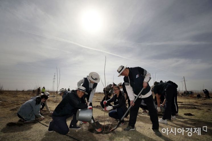 [포토] 대한항공, 몽골 사막화 지역에 나무 심기 봉사활동