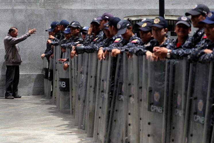 베네수엘라 마두로, 의회 봉쇄…반정부 시위세력 압박 
