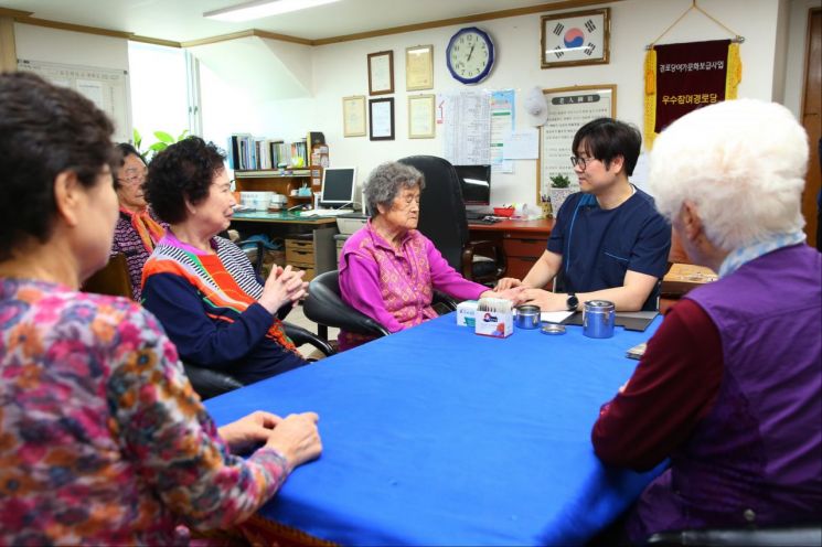 한의사가 경로당을 방문해 어르신들의 건강검진과 상담을 하고 있다. [사진=인천 미추홀구]