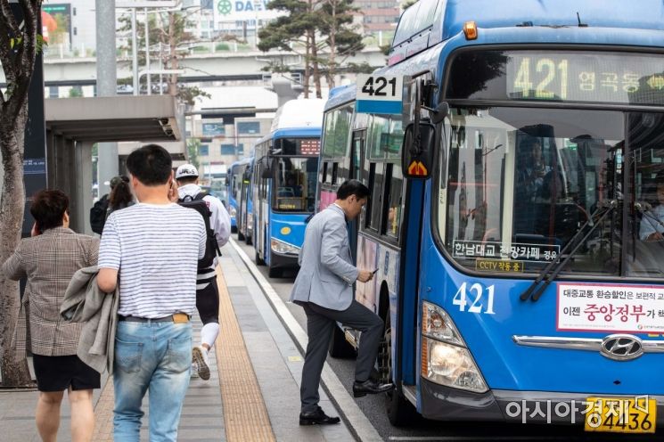 서울 시내버스 노사가 마라톤 협상 끝에 파업 결정을 철회한 15일 서울 중구 서울역버스환승센터 주변에서 버스가 정상 운행하고 있다./강진형 기자aymsdream@