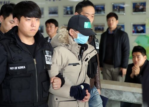 인천 중학생 집단 폭행 추락사 사건의 가해자들이 지난해 11월16일 영장실질심사를 받기 위해 인천 남동경찰서를 나서고 있다. 사진=연합뉴스