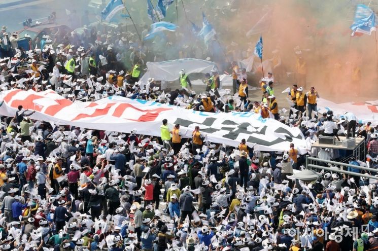 [포토]'타다 OUT' 현수막 찢는 택시기사들