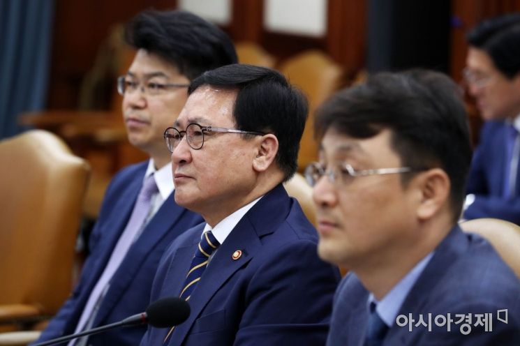 [포토]국정현안점검조정회의, 이낙연 총리 발언 경청