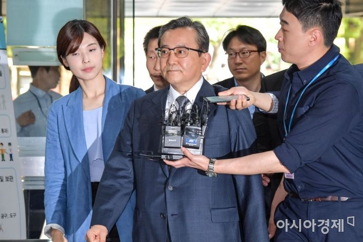 [포토]취재진에게 질문 받는 김학의 전 법무부 차관