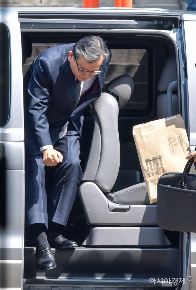 [포토]차량에서 하차하는 김학의 전 법무부 차관