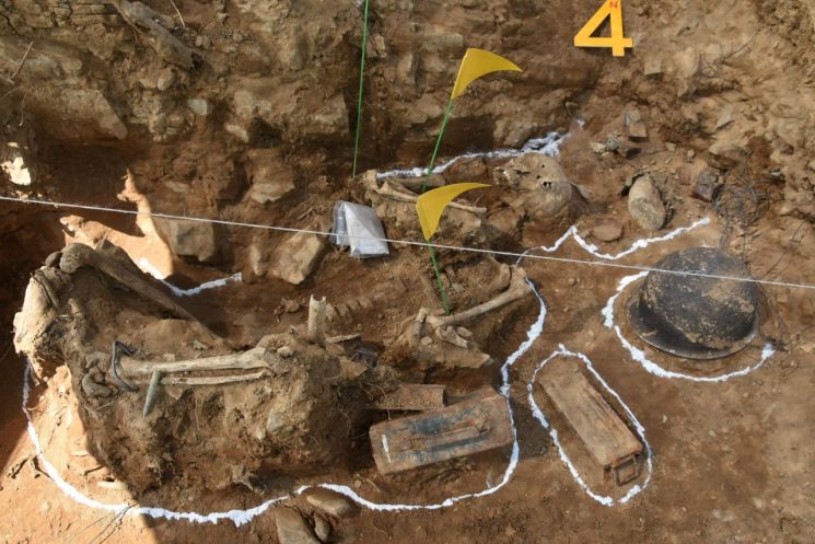 15일 강원도 철원 화살머리고지에서 발굴된 6.25전쟁 국군 전사자 추정 완전유해와 유품들 (사진=국방부)