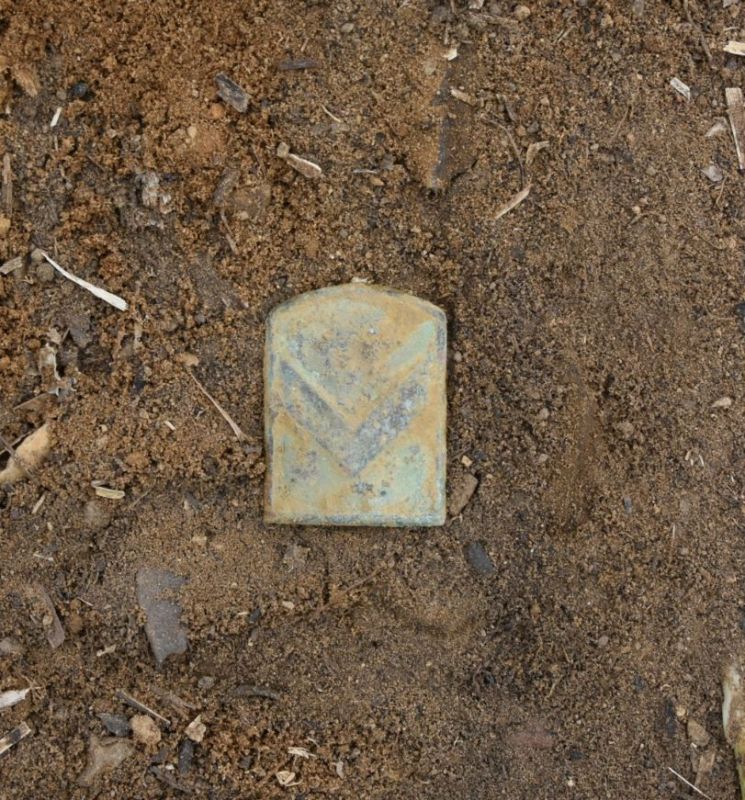 15일 국군 전사자 완전유해와 함께 발굴된 국군 하사 철제 계급장 (사진=국방부)