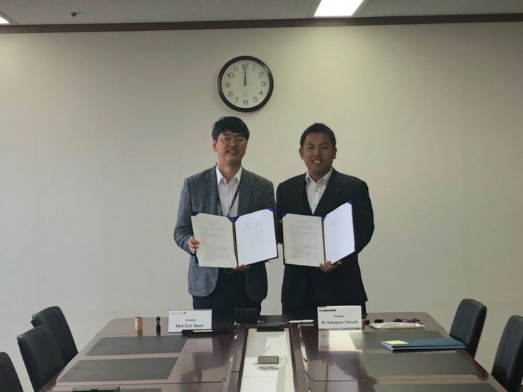 16일 세미콘라이트 박은현 대표(왼쪽)와 월드윙 나카가와 타카유키 대표가 체결식을 진행한 뒤 기념촬영을 하고 있다.