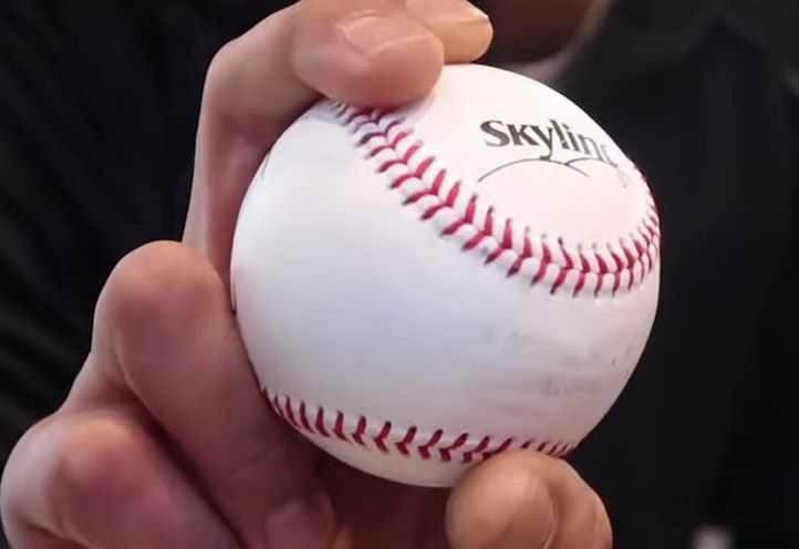 투수가 야구공을 던질 때는 공의 실밥을 기준으로 그립을 쥡니다. 이 그립은 어떤 구종일까요? [사진=유튜브 화면캡처]