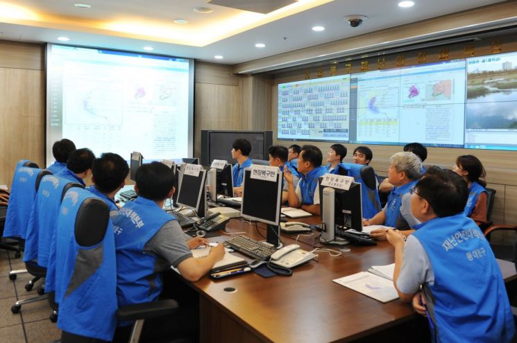 지난해 동대문구청 재난안전대책본부 상황실에서 직원들이 태풍 대비 회의를 하고 있다.