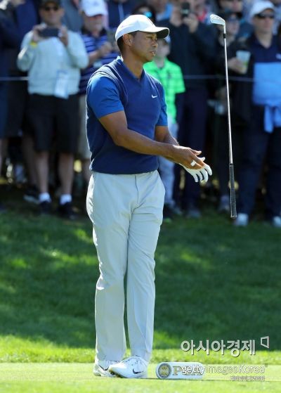타이거 우즈가 PGA챔피언십 첫날 17번홀에서 티 샷을 한 뒤 아쉬운 표정을 짓고 있다. 파밍데일(美 뉴욕주)=Getty images/멀티비츠