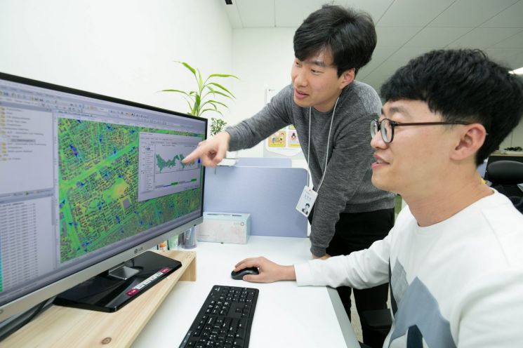 LG유플러스는 서울 종로지역을 대상으로 자체 전파모델을 적용한 셀 설계를 통해 5G 속도와 커버리지를 측정한 결과, 동일한 기지국 수를 설치하더라도 서비스 커버리지가 더 넓은 것으로 확인했다고 17일 밝혔다.