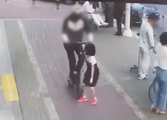 대전의 한 보행로에서 전동킥보드를 타고 가던 남성이 11세 어린이를 치고 달아났다/사진=온라인 커뮤니티