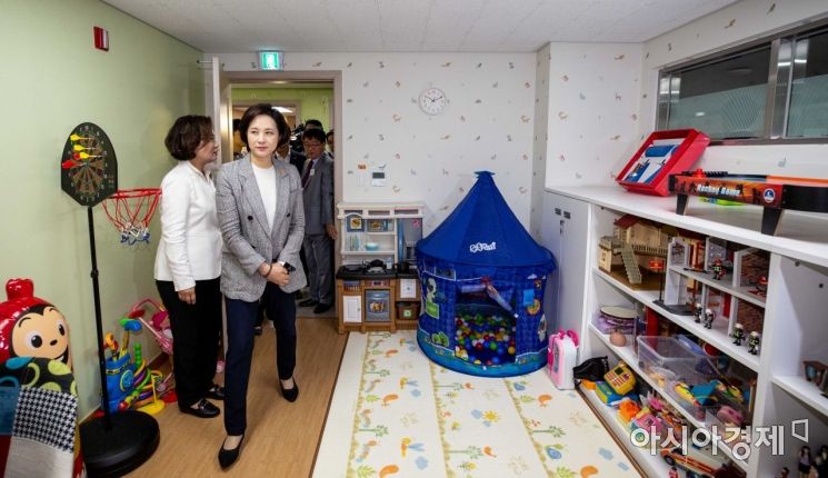[포토]용산 청소년상담복지센터 둘러보는 유은혜 부총리