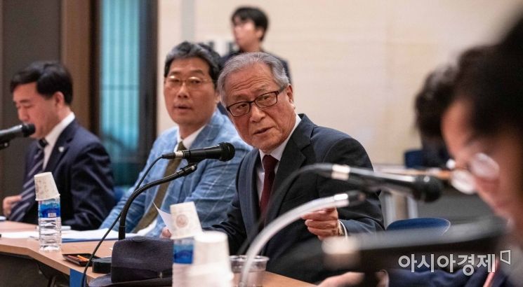 [포토]토론 이끄는 정세현 전 통일부 장관