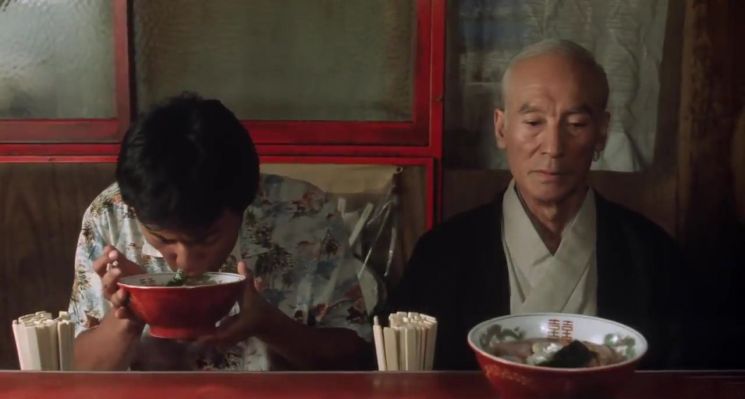 라멘에 대한 일본인의 관심과 애정이 잘 묻어난 이타미 주조 감독의 영화 '담뽀뽀' 중 한 장면.