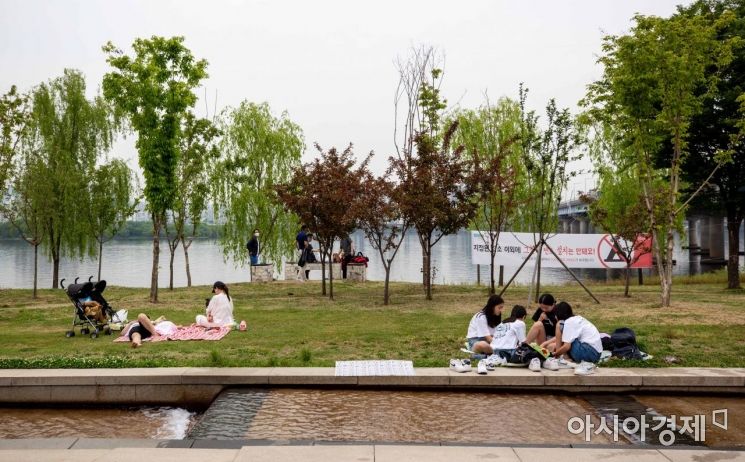 [포토]서울 30도, 한강 찾은 시민들