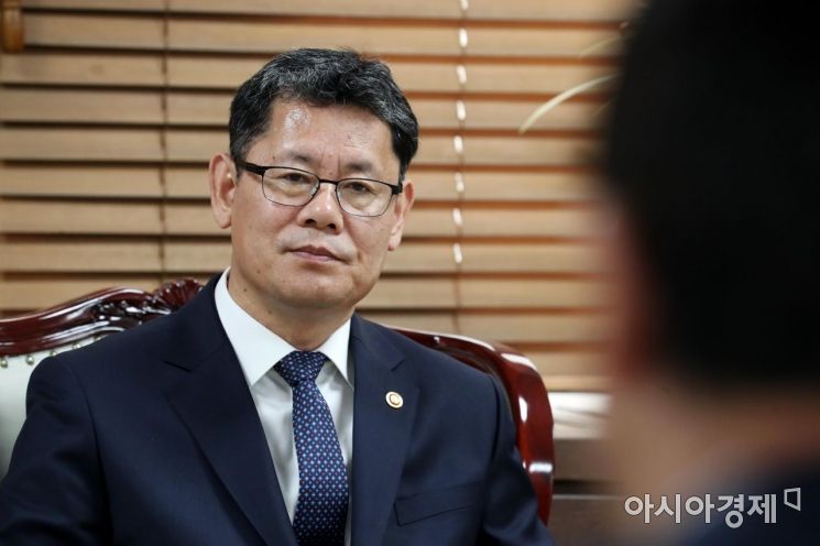 [포토]진지한 표정의 김연철 통일부 장관