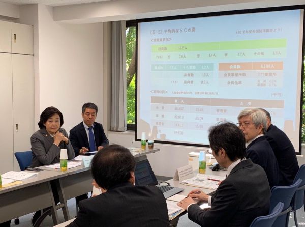박영선 중소벤처기업부 장관(맨 왼쪽)이 지난 17일 일본 도쿄 중소기업근로자복지센터 내 회의실에서 제도에 관한 설명을 듣고 있다.