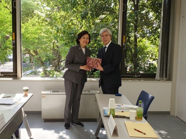 박영선 중소벤처기업부 장관(왼쪽)이 지난 17일 일본 도쿄 중소기업근로자복지센터에서 노데라 야스유키 회장에게 감사의 뜻을 담은 선물을 전달하고 있다.