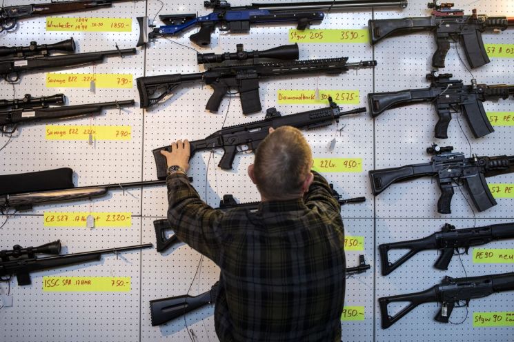 스위스 국민 64% 총기 규제안 찬성···'총기로부터의 자유' 선택