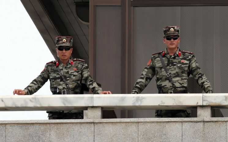 지난 17일 판문점 북측 지역인 판문각에서 북한군이 근무를 서고 있다. (사진=연합뉴스)