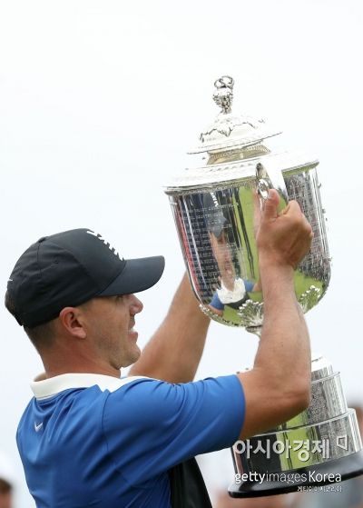 브룩스 켑카가 PGA챔피언십 우승 직후 트로피를 들고 기뻐하고 있다. 파밍데일(美 뉴욕주)=Getty images/멀티비츠