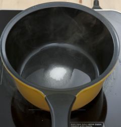 5. 캐러멜 소스를 만든다. 냄비에 설탕을 넣고 완전히 태운 후 뜨거운 물을 부어 푸딩 용기에 담는다.