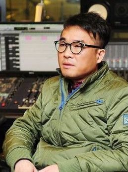 "김건모, 왁싱했냐며 신체 만지려 했다" 성추행 의혹 추가 폭로
